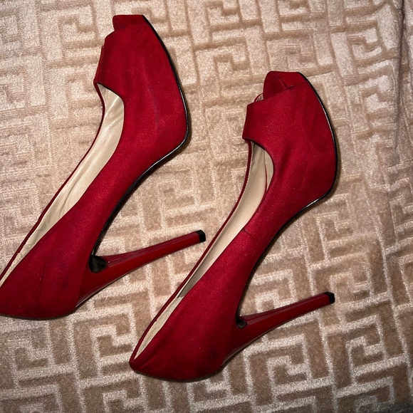 GUESS - Picture 4 of 5